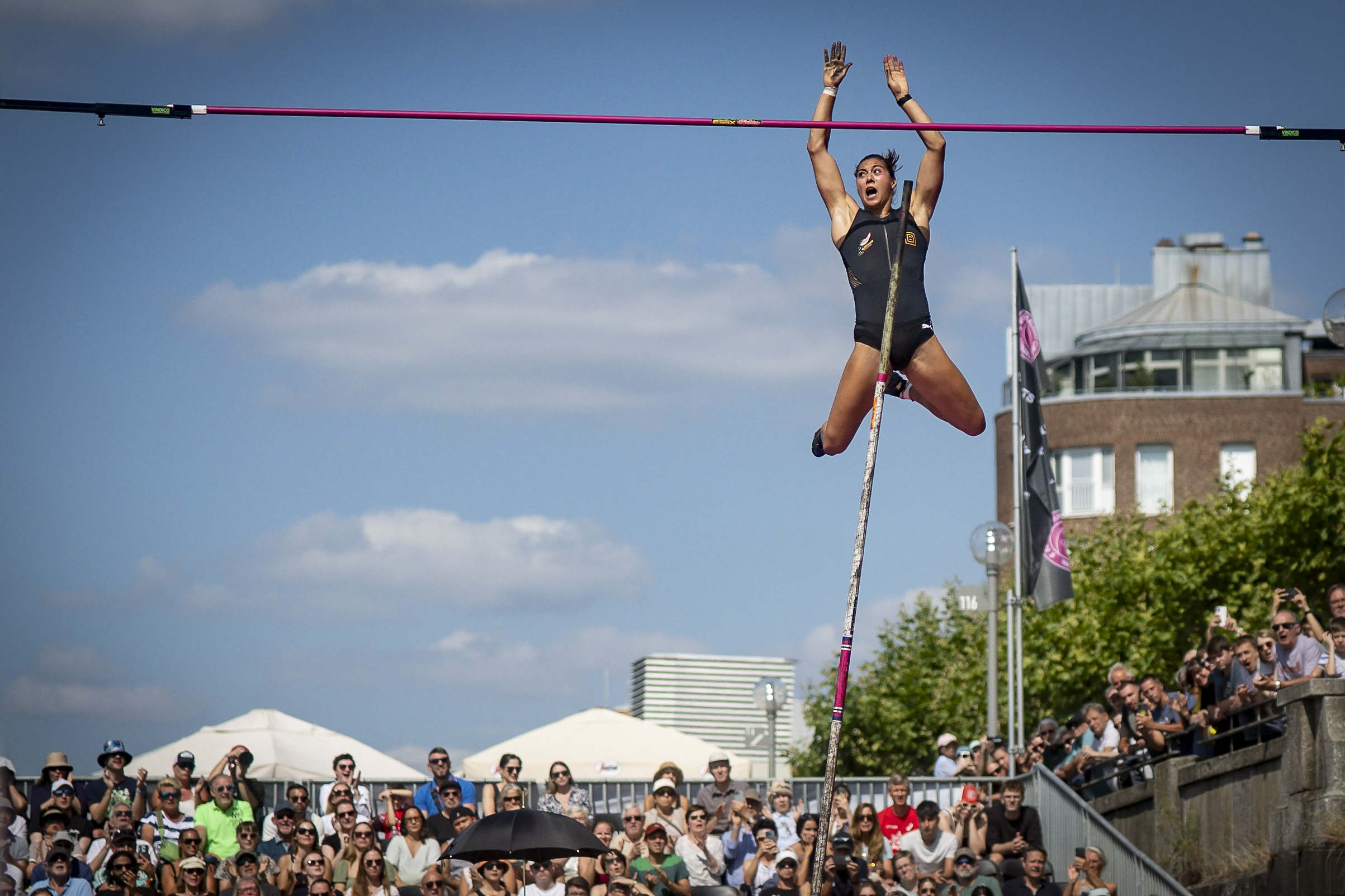 Lea Bachmann springt in Düsseldorf 4.58 m im Stabhochsprung