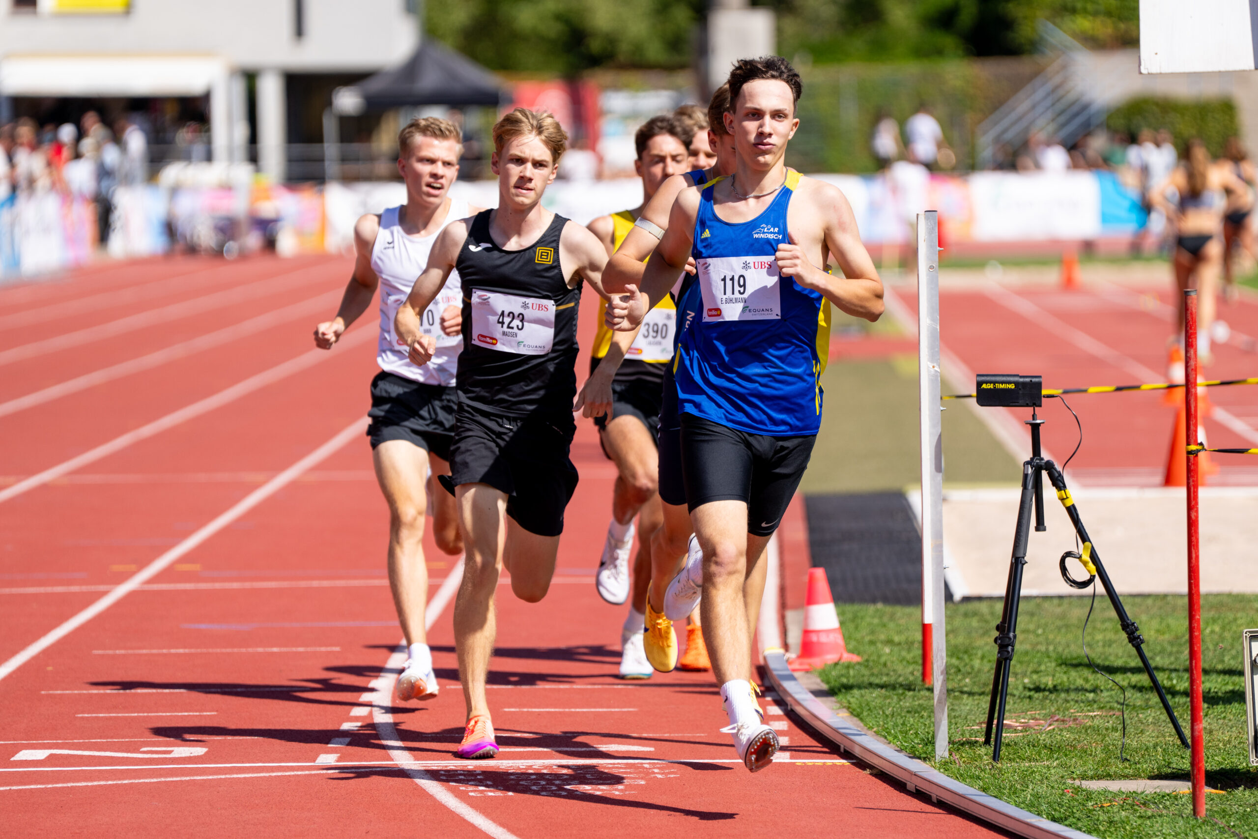 Shea Madsen gewinnt mit der LG Basel Regio Staffel SM-Gold über 3x1000m